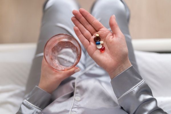 O consumo de medicamentos podem danificar o cabelo