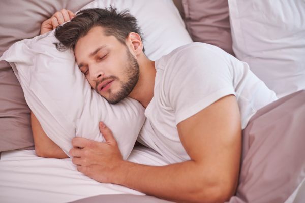 Cómo dormir após um implante capilar dia a dia