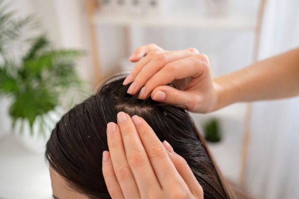 Para cuidar do seu couro cabeludo, mulher vai ao dermatologista para descartar qualquer problema nessa área 