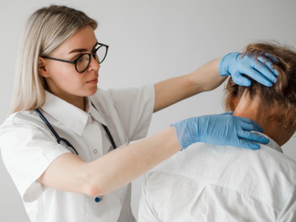 Tricologista avalia potencial paciente para transplante capilar feminino