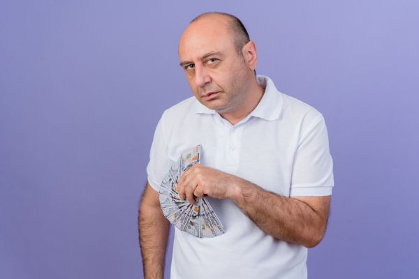 Homem quer saber quanto custa um transplante capilar no Brasil