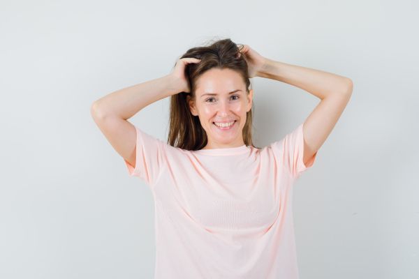Mulher feliz com resultados de transplante capilar feminino