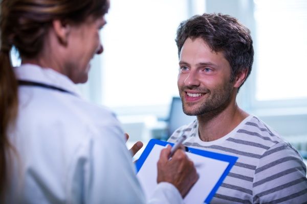 Paciente consulta um médico após transplante capilar 