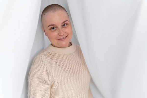 Jovem confiante lutando contra o câncer de mama - alopecia androgenética em mulheres jovens