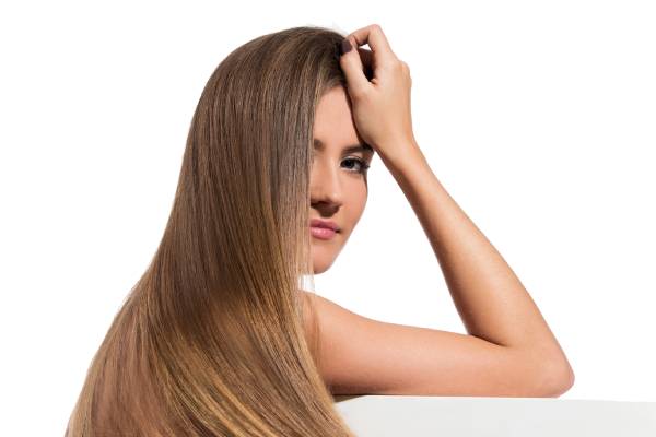 Linda garota com cabelo comprido saudável - o que é botox capilar e para que serve
