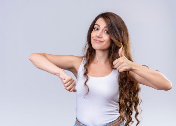 Mulher mostrando sua conformidade com a peruca que usa devido à perda de cabelo