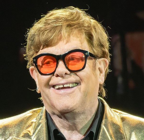 Elton John é um dos famosos que fizeram transplante capilar