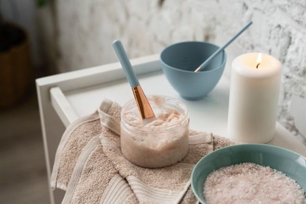 esfoliante nas ferramentas de spa - O que são esfoliantes capilares e como usá-los