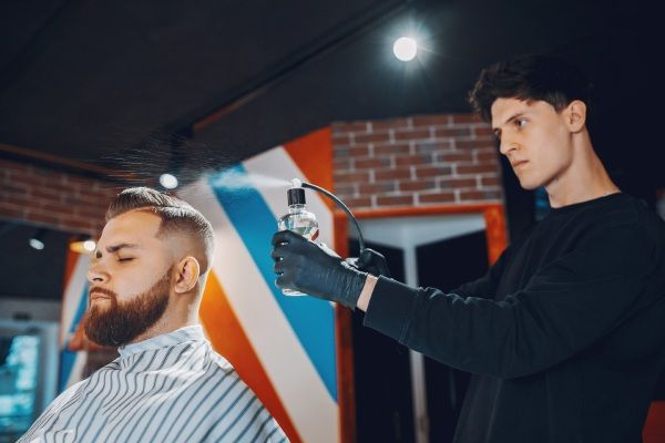 Homem estiloso sentado em uma barbearia