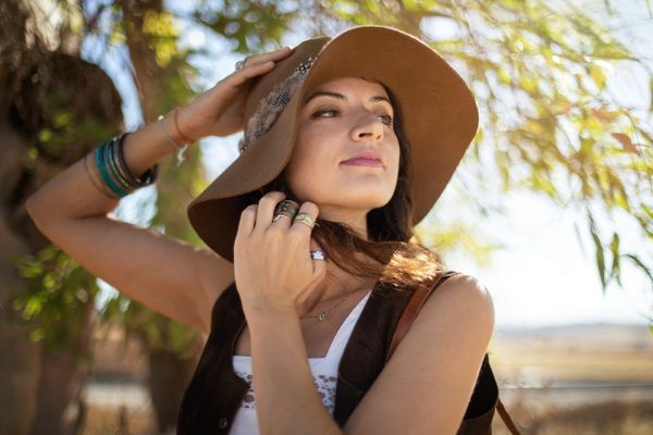 Verão e calvície - Mulher protegiendo o cabelo do sol de verão e calvície