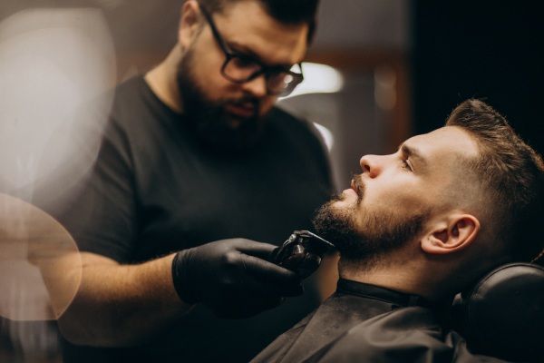 Barba de corte de homem bonito em um salão de barbearia