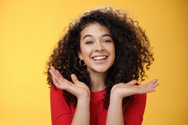 Mulher busca conselhos sobre como melhorar a densidade do cabelo cacheado