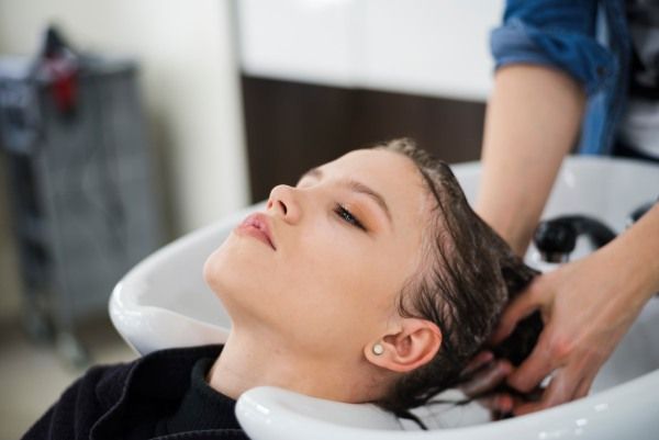 Morena, mulher, obtendo, dela, cabelo, lavado e esfoliação capilar