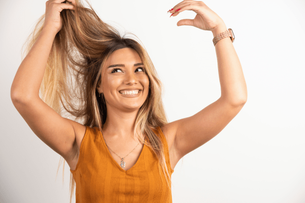 Mulher positiva tocando seu cabelo