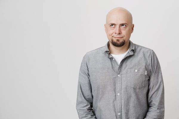 testosterona queda de cabelo - Careca de meia-idade irritado por as consequências da testosterona queda de cabelo
