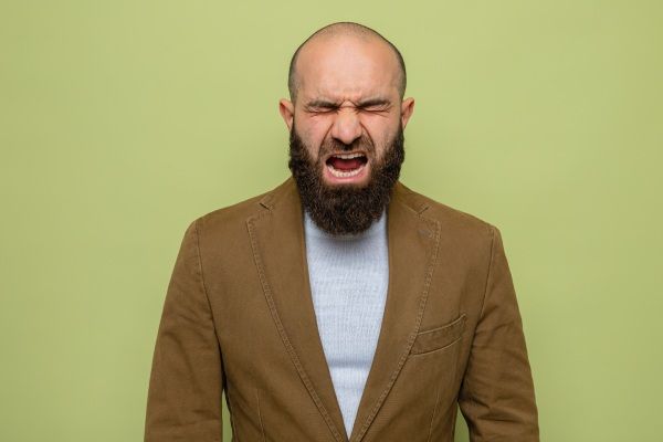Homem com frustração e dor