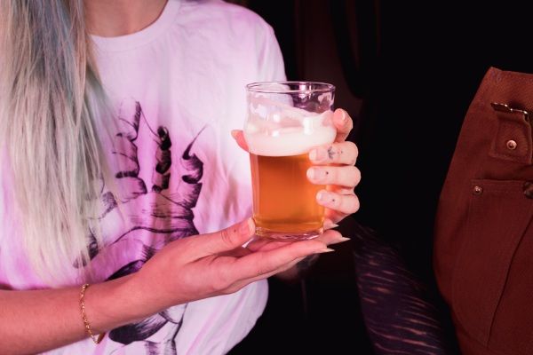 Mulher com cervejas artesanais, bar