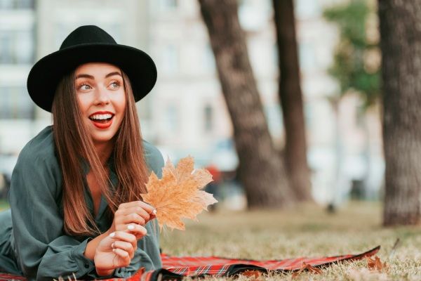 Mulher feliz em um cobertor na natureza