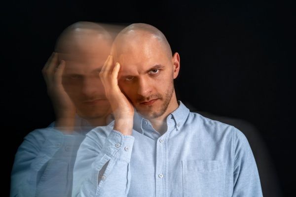 Homem com calvície