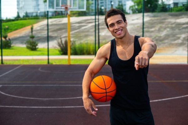 Homem sano praticando esportes após transplante capilar