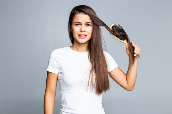 Mujer jovem lidando com queda de cabelo 