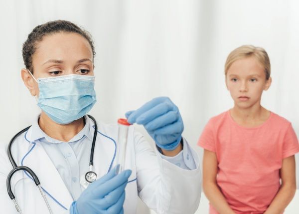 Médico realiza exames para diagnosticar síndrome do cabelo impenteável