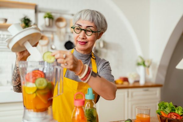 Mulher seguindo uma dieta balanceada para combater a alopecia na menopausa 
