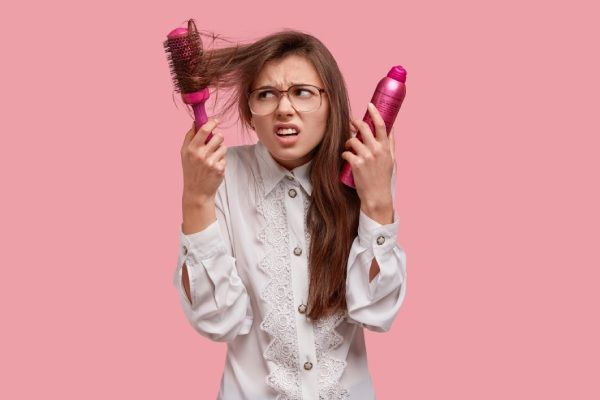 Mulher evitando usar produtos químicos para combater a queda de cabelo