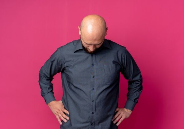 Homem expressando tristeza por ter alopecia