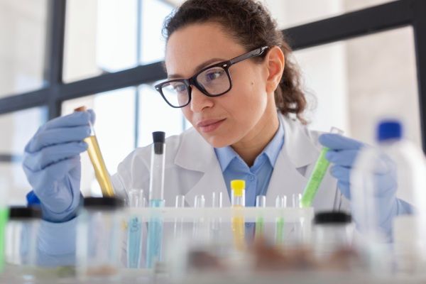 cientista segurando o tubo para estudar a relação entre shakes de proteína e calvície 
