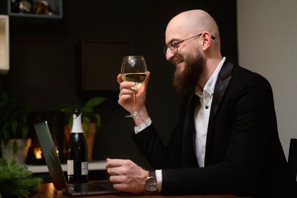 Homem sorridente com tiro médio segurando bebida