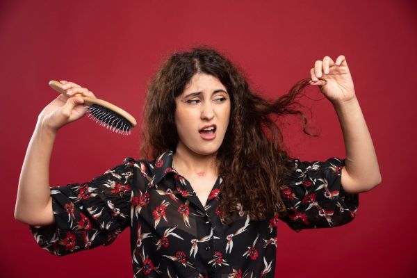 Mulher com cabelo afetado pela poluição 
