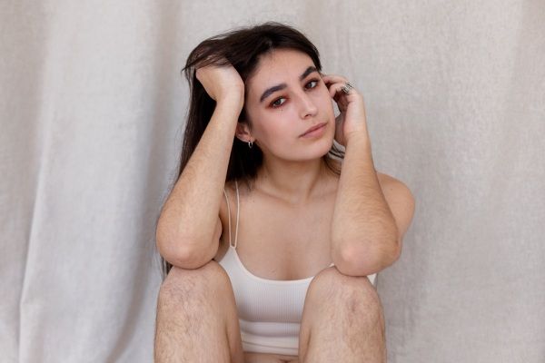 Mulher com primeiras sinais do hirsutismo hormonal