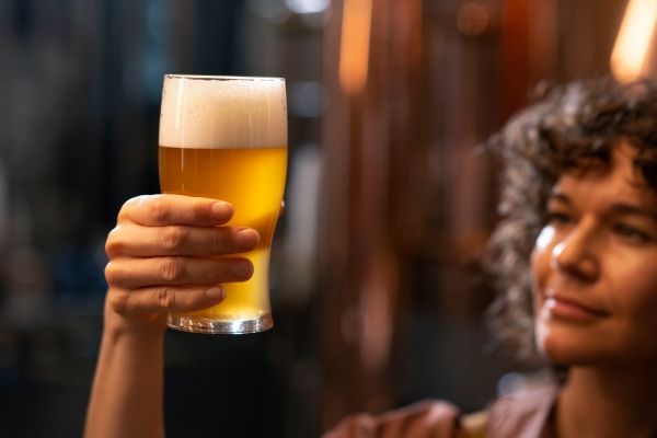 Vista lateral mulher trabalhando na fábrica de cerveja