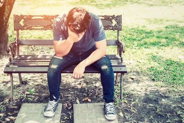 saúde mental masculina - Homem preocupado sentado em um banco