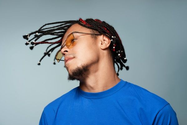 Homem de vista frontal com penteado afro