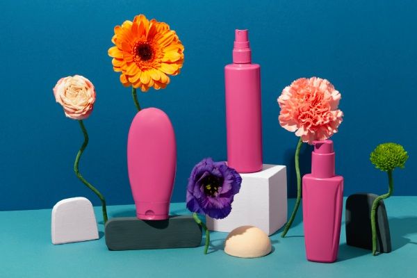 Productos cosméticos y flores.