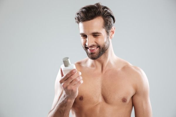 cabelo transplantado - Homem feliz, segurando a água do banheiro