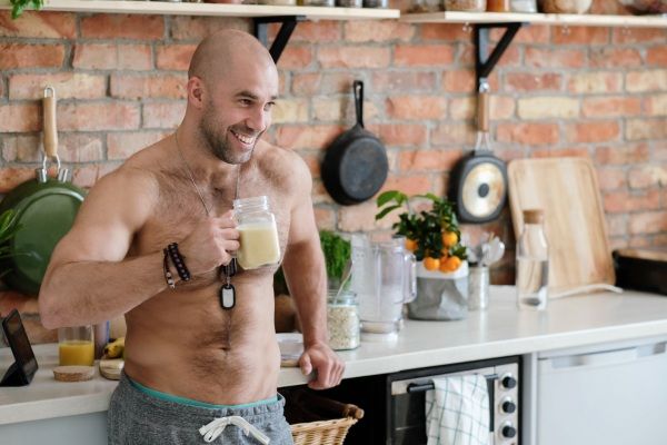 Homem na cozinha não sabe a relação entre shakes de proteína e calvície 