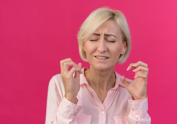 Mulher angustiada com os sintomas da alopecia na menopausa 