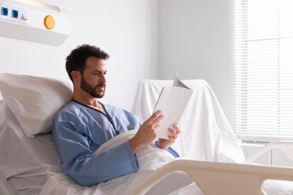 Homem se recuperando após implante capilar