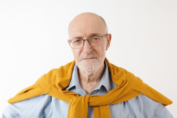 transplante capilar aos 50 - Homem com mais de 60 anos com calvície