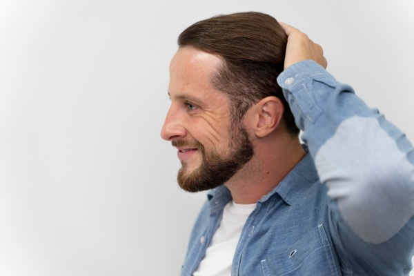 Homem adulto feliz com seu cabelo