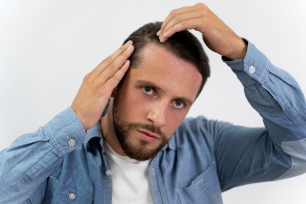 Homem adulto olhando para o cabelo