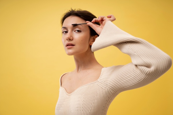 transplante de sobrancelha - Retrato de beleza de jovem adulto