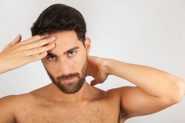Unidades foliculares necessárias - Homem posando no banheiro