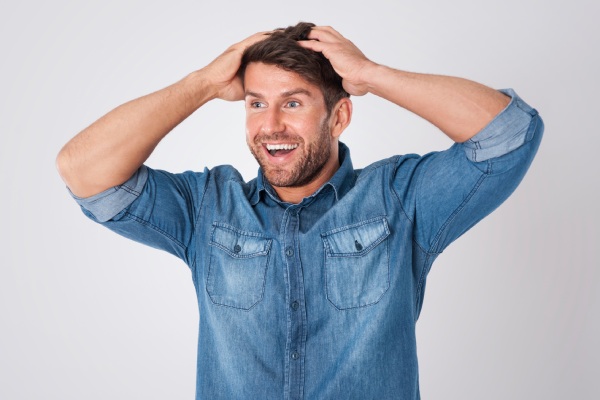 Comparação de tratamentos - homem segurando suas mãos em sua crina com satisfação