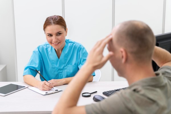Impacto emocional e psicológico da calvície antes do transplante capilar 