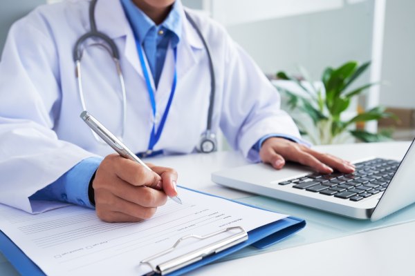 melhor clinica de transplante capilar - especialista revisando os critérios para verificar se um paciente é válido para um transplante capilar