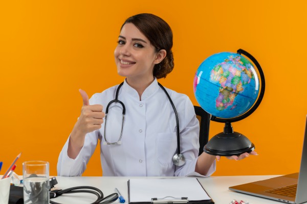 Médica segura um globo